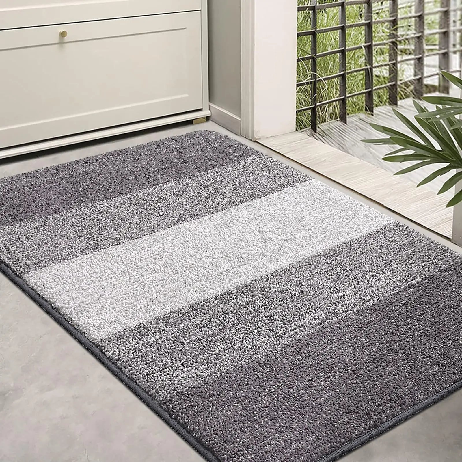tapis de cuisine derrière la porte